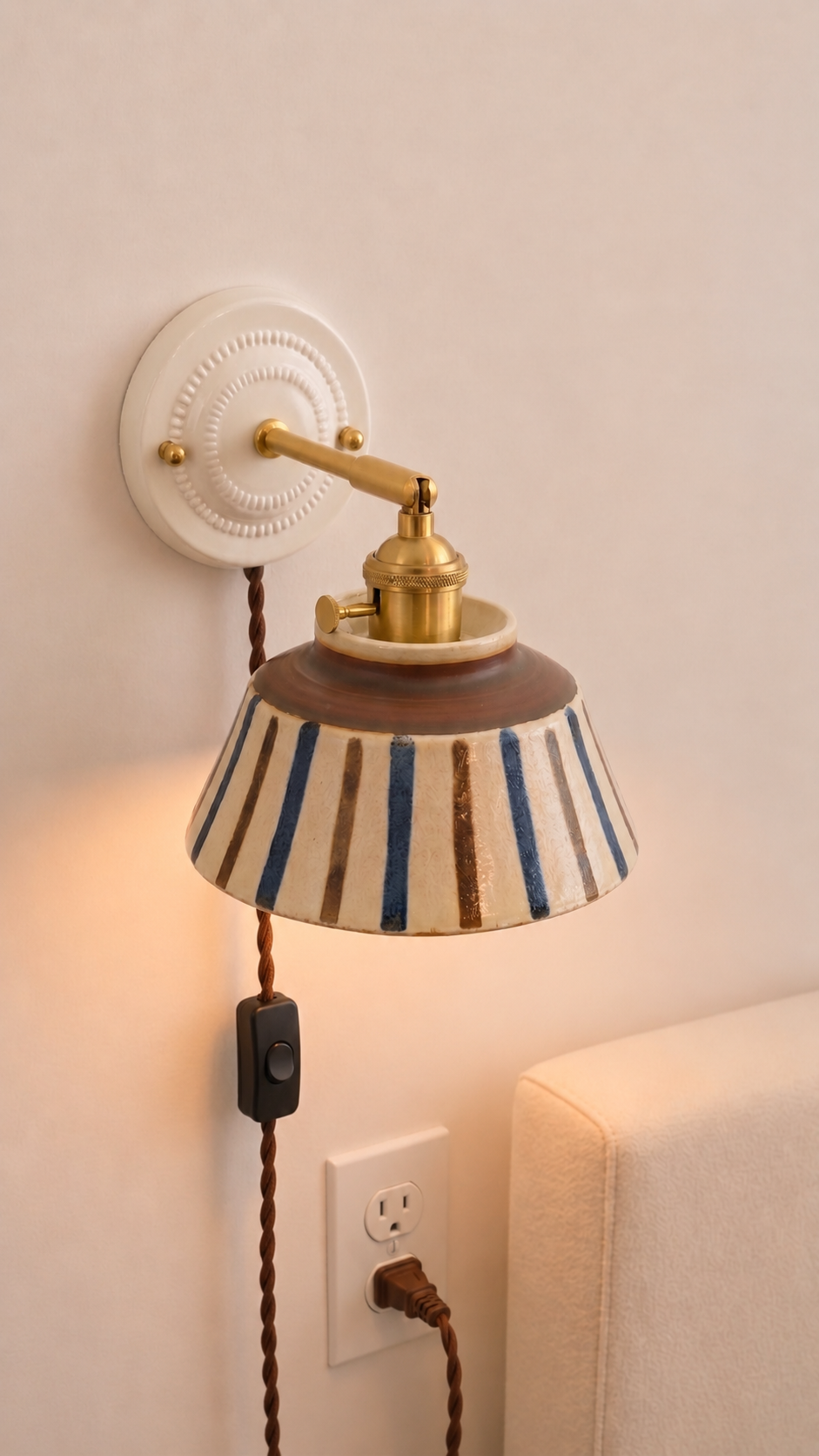 Vintage Keramikwandleuchten mit blauem Blumenschatten - handgefertigte Nachtleuchte