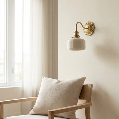 Messingwandleuchten mit weißer Keramiklampenschirm - Vintage -Leuchte