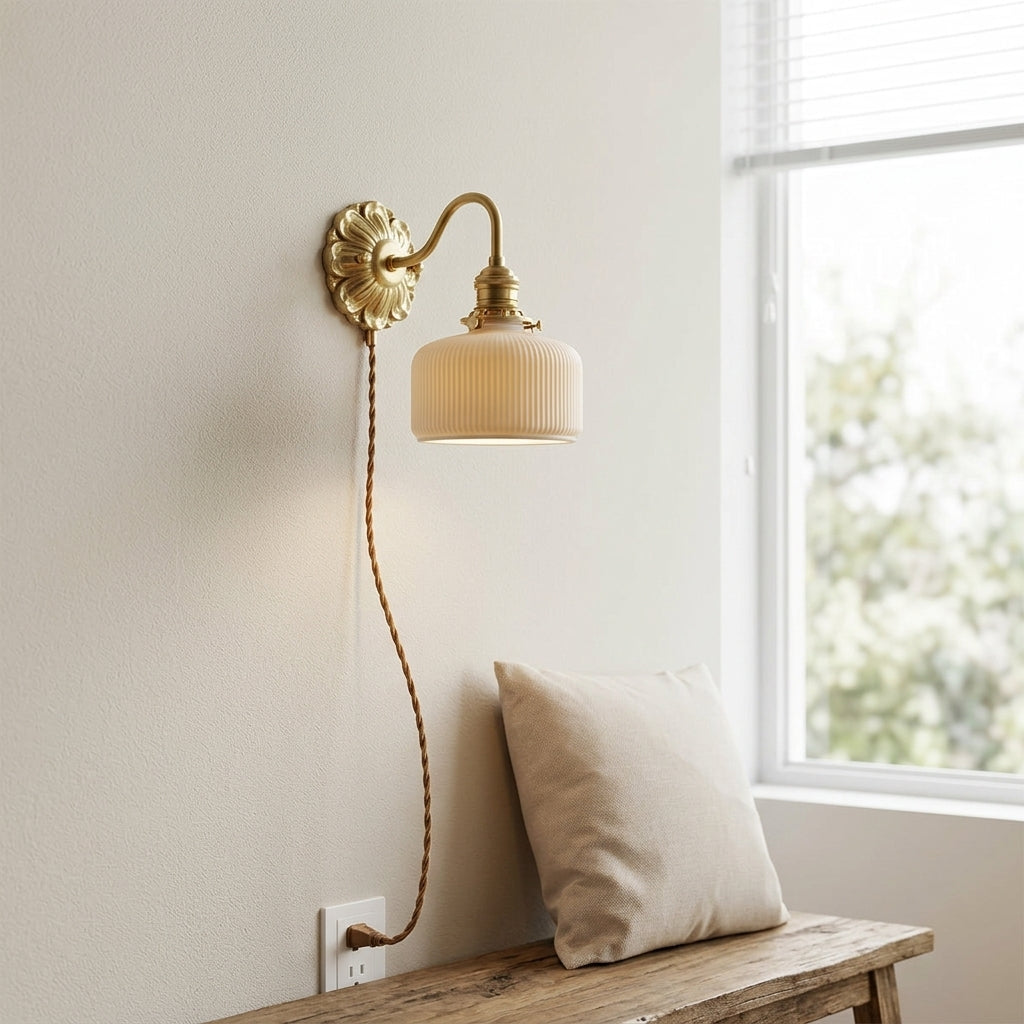 Messingwandleuchten mit weißer Keramiklampenschirm - Vintage -Leuchte