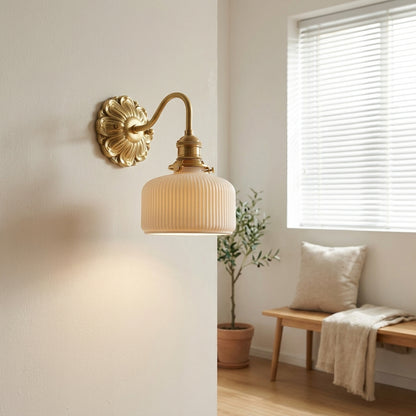 Messingwandleuchten mit weißer Keramiklampenschirm - Vintage -Leuchte