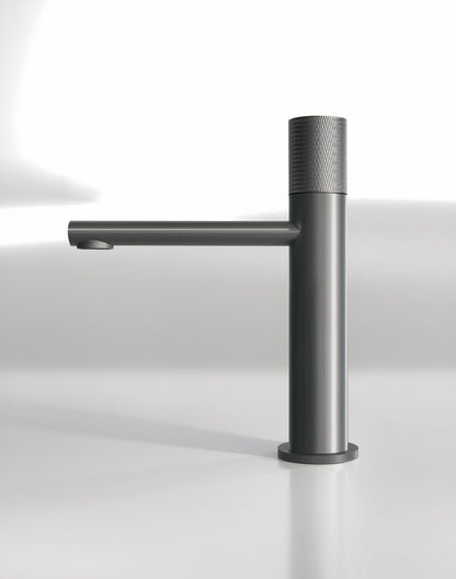 Modern Minimalist Faucet - Sleek Elegance in Two Sizes - Modefinity